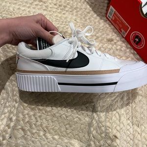 Never Worn Cutest Women’s Nike Shoes! Nike Court Legacy Lift Low.